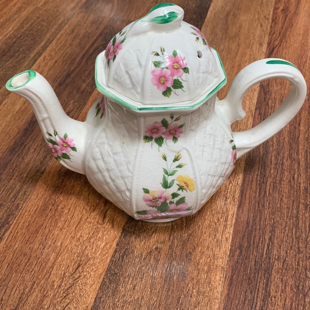 English handpainted lidded teapot w basket weave pattern in good condition